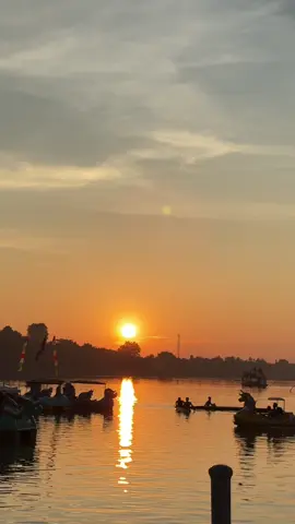 Aku, Kamu, Dan senja di danau sipin😍😘  . . . . . . #anaksenja #sunset #sunsetlover #danausipinjambi #jambipride🏴‍☠️ #jambi #journey #vacation #ahligizi #dietisien #nutrisionis #wisatajambi 