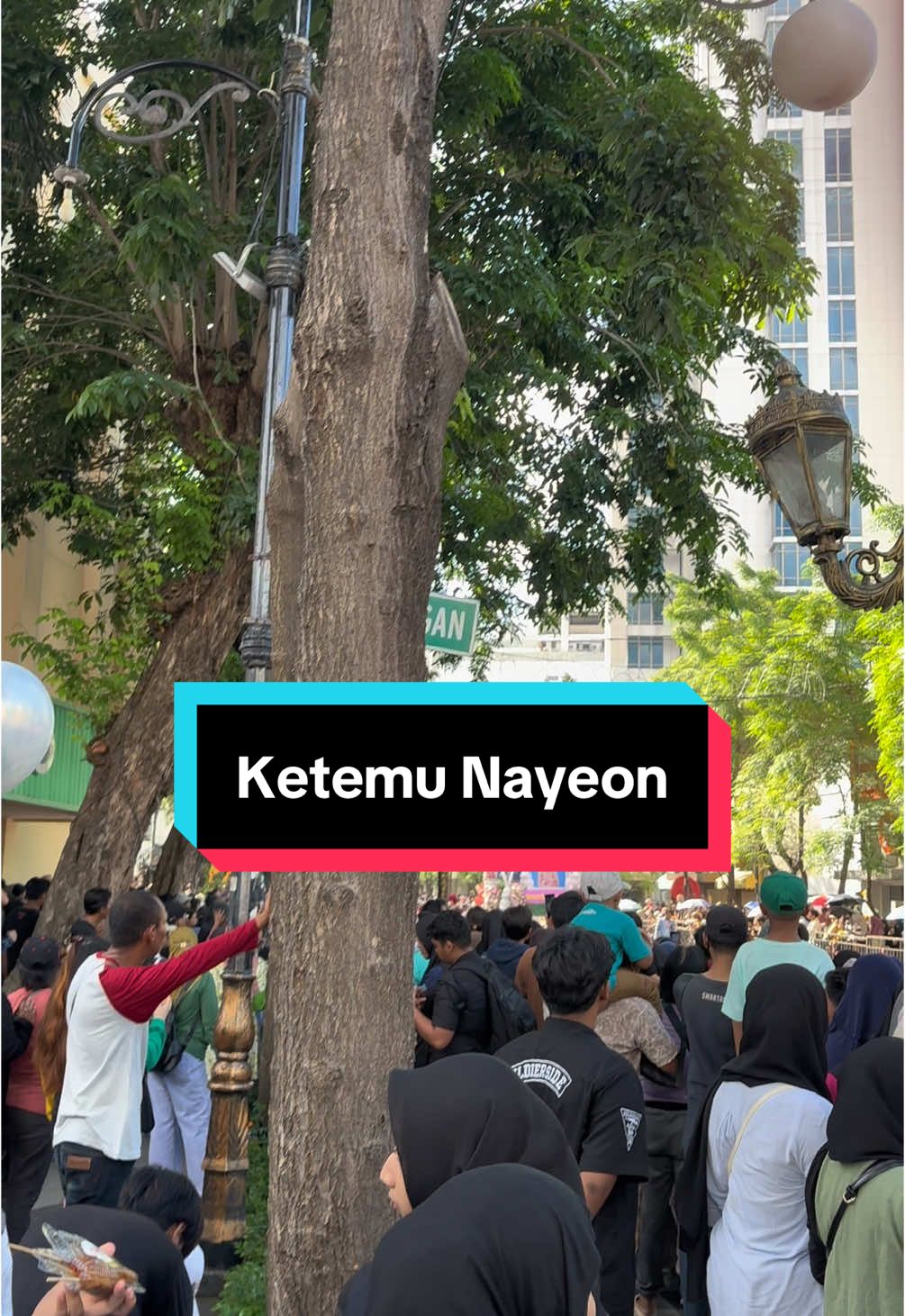 Is that you nayeon🫠 @TWICE #nayeon #neyeontwice #twiceonce #imnayeon #SurabayaVaganza2025 