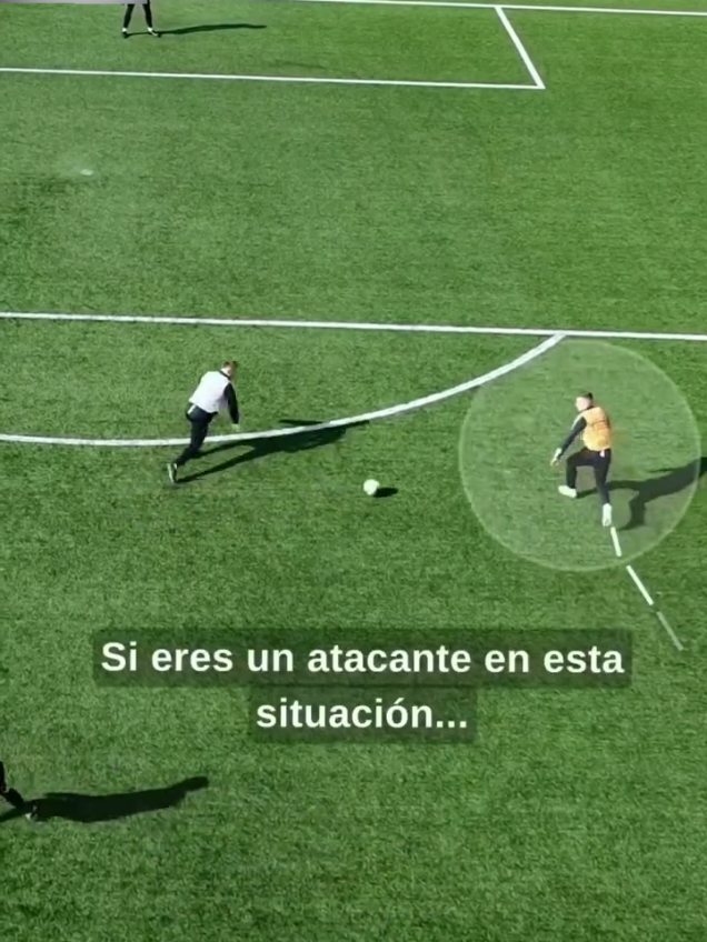 Cómo debe controlar el delantero de cara al arco? Un buen control puede ser la diferencia entre el gol y la pérdida de la jugada. Fijate cómo trabajamos este concepto en cancha. Trabajo específico con delanteros: control orientado de espaldas para perfilarse al arco y evitar al defensor. Seguime para más contenido táctico y ejercicios reales de entrenamiento. #Fútbol #Delantero #EntrenamientoFutbol #DirectorTécnico #TácticaFutbolística #FútbolJuvenil #ControlYPerfil #FútbolArgentino #FútbolModerno