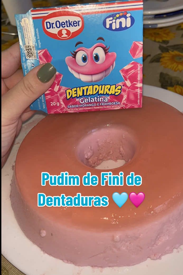 Ficou uma delíciaaa, um lindo doce rosa e super fácil 🩷🩵 RECEITA: 👇Ingredientes: 	•	2 pacotes de Fini de dentadura (gelatina) 	•	1 lata de leite condensado 	•	1/2 caixinha de creme de leite 	•	Água (para dissolver a gelatina) 	•	Um pinguinho de óleo (para untar) Modo de preparo: Dissolvi a gelatina na água quente, bati no liquidificador com o leite condensado e o creme de leite. Untei a forma com um pinguinho de óleo, coloquei a mistura e levei à geladeira até firmar. Depois desenformei. Observação: Se tivesse usado menos creme de leite, o pudim teria ficado mais rosa, mas ficou muito gostoso e bonito! @gui_solis @Fini Brasil  #creatorsearchinsights #gelatina #pudim #fini #finidentadura #docerosa #doces #docesfaceis #receita #receitafacil #pudimrosa #fyp #foryou #receitasimples #receitaspratododia #food #candy #pudimdefini #pudimfini 