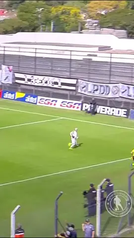 ¡SE PARÓ EN LA PELOTA Y SE PUDRIÓ TODO! En el partido entre #Danubio y #MiramarMisiones, el juvenil Alexander Velázquez tiró un lujo, Pablo López lo bajó y la jugada provocó la expulsión de dos futbolistas en Jardines del Hipórdomo. ▶️ Más 🇺🇾 #CampeonatoUruguayo en #DisneyPlus Premium.
