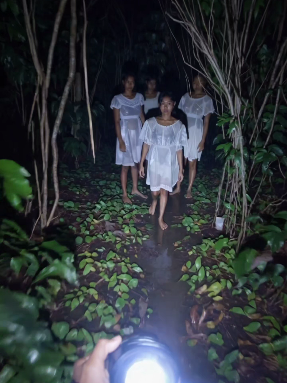 Mendaki tiba-tiba bertemu anak-anak berpakaian putih #fyp #horor #viral #scary #takut 