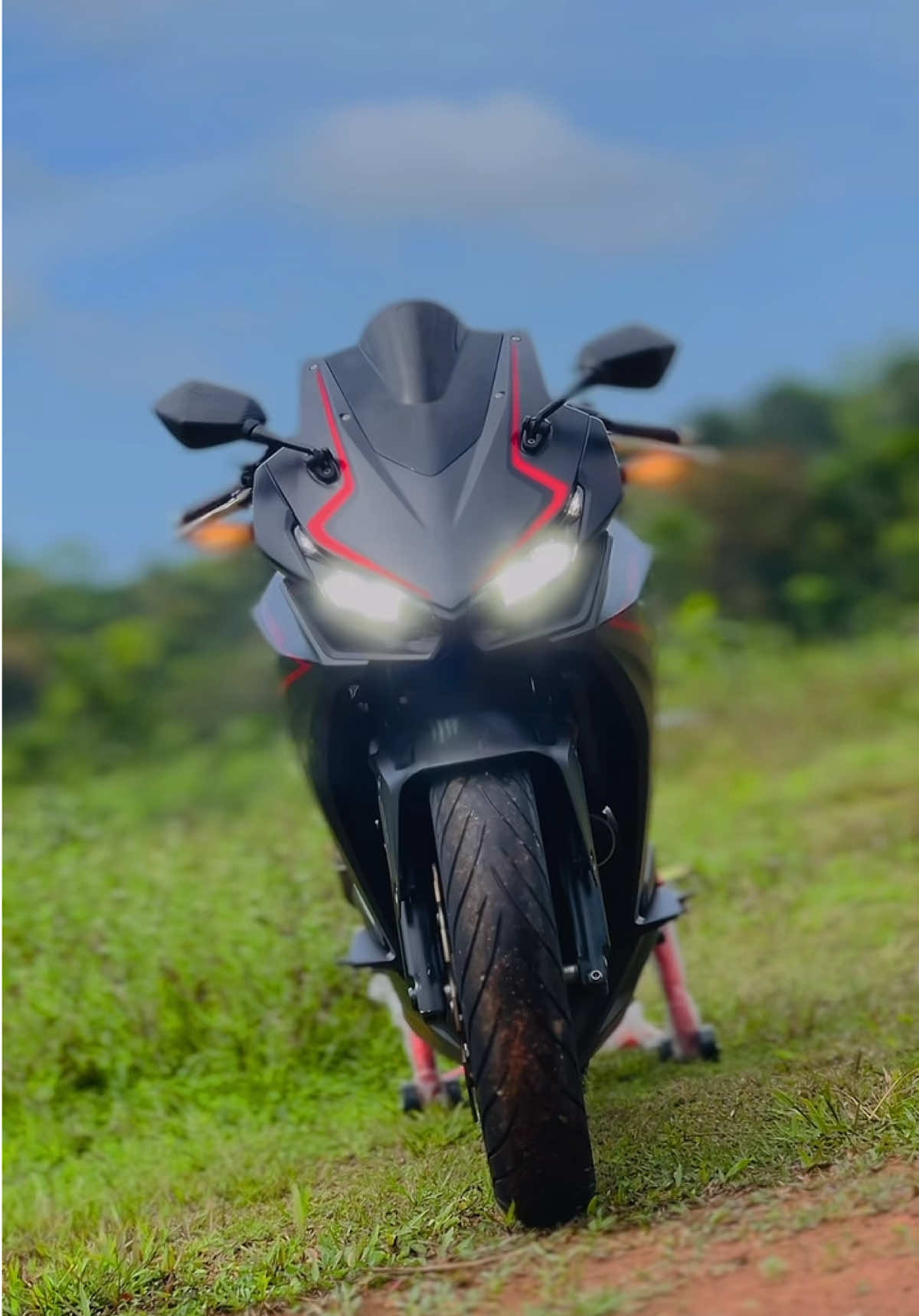 රවද්දිත් ඇස් ලස්සන එයා...👀🖤 #cbr400r #anuja_anuhas @DS Ashan owner❤️ #fyp #highcapacity #bikes #kaluthara #cbr400r #srilanka 