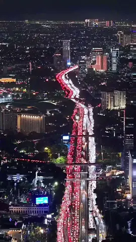 Vibes Jakarta pada saat Jumat Malam pukul 19.00 Jakarta dari atas, Bendera merah putih terpanjang Indonesia...tapi bukan untuk merayakan kemerdekaan,melainkan kemacetan.  @folkindonesiaa @jakarta.keras @explore_jakarta @jakarta_tourism @jakarta.terkini  #djiindonesia #dronevideo #djiglobal #jakarta #citylights #cityscape 