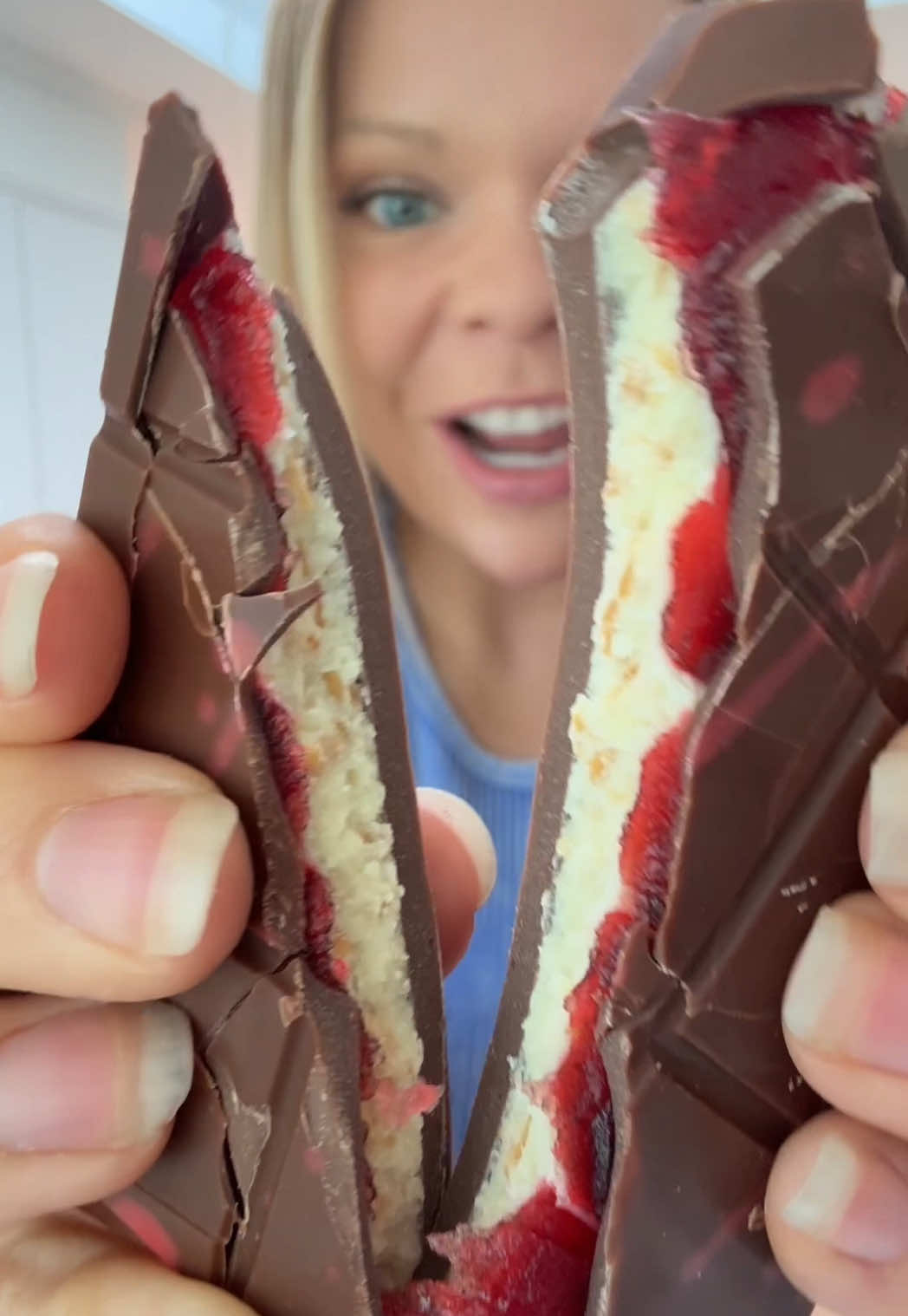 I have been waiting to try this flavor!! @The Dodo Chocolates #dubaichocolate #viralchocolatebar #strawberrycheesecake #dodochocolates #chocolateexperience 