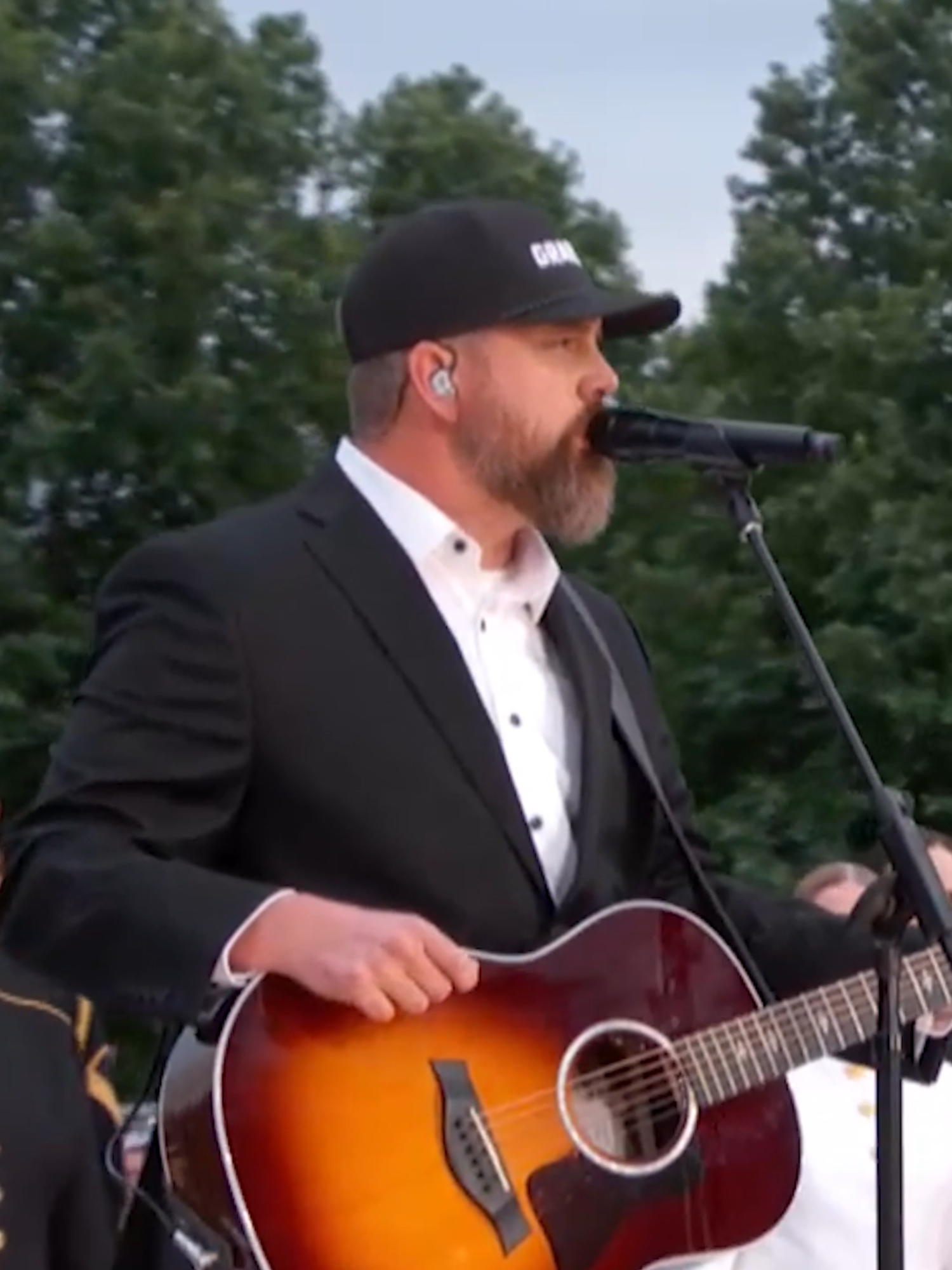 Opening America’s national night of remembrance is Scotty Hasting, Army veteran and Purple Heart recipient, performing his song “I’m America” in tribute to our nation’s service members. Click the link in our bio to watch the whole concert. @scottyhastingmusic #MemDayPBS #MemorialDay #ScottyHasting