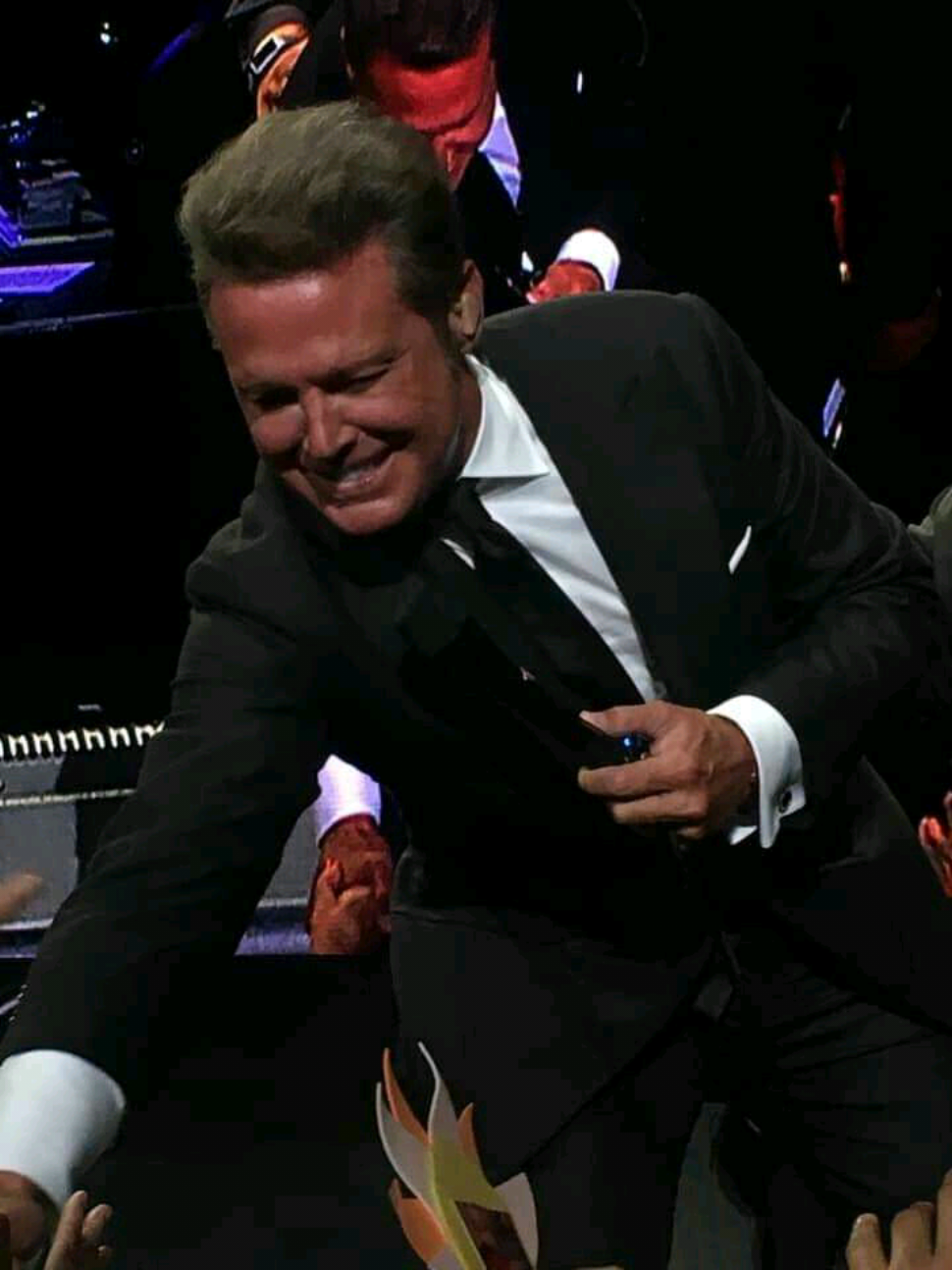 A veces uno se pasa de aferrado 😓. #luismiguel #soldemexico #luismiguelfan #mexico #orodeley #luismiguelenvivo #soldemexico #luismiguellaserie #luismigueleras #luismiguelfans #luismigueltour #luismigueltour2024 #luismigueltour2023  #luismiguel_official  #luismiguellaserie