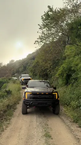 Un Raptorson pa’ dar el rol 🤠 • • • #ford #fordperformance #whipplesuperchargers #whipple #whipplesupercharged #longtubeheaders #uprproducts #offroad #blackwidowexhaust #sctperformance  #raptoraddiction #37s #baja #150 #150nation #150mafia #150addicts #4x4 #vikingshocks #kingshocks #coilovers #rpg #raptor #babyraptor #bfg #raptorr #foxsuspension 