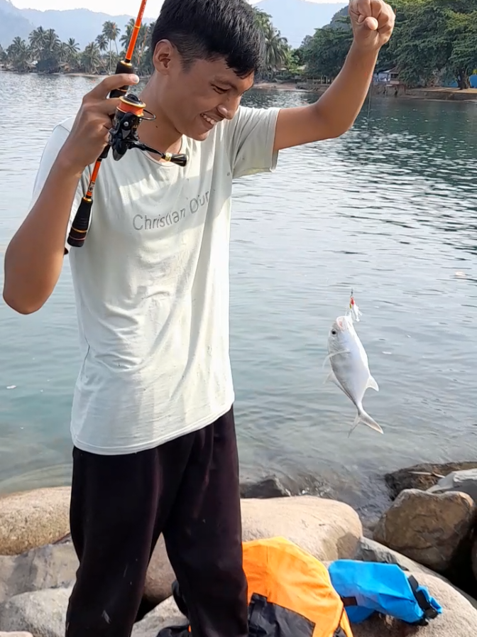 lagi musim baby GT di spot sejuta umat, depan SMA 11 bungus  #mancing #mancingmania #relixnusantara #fishing #mancingpinggiran 