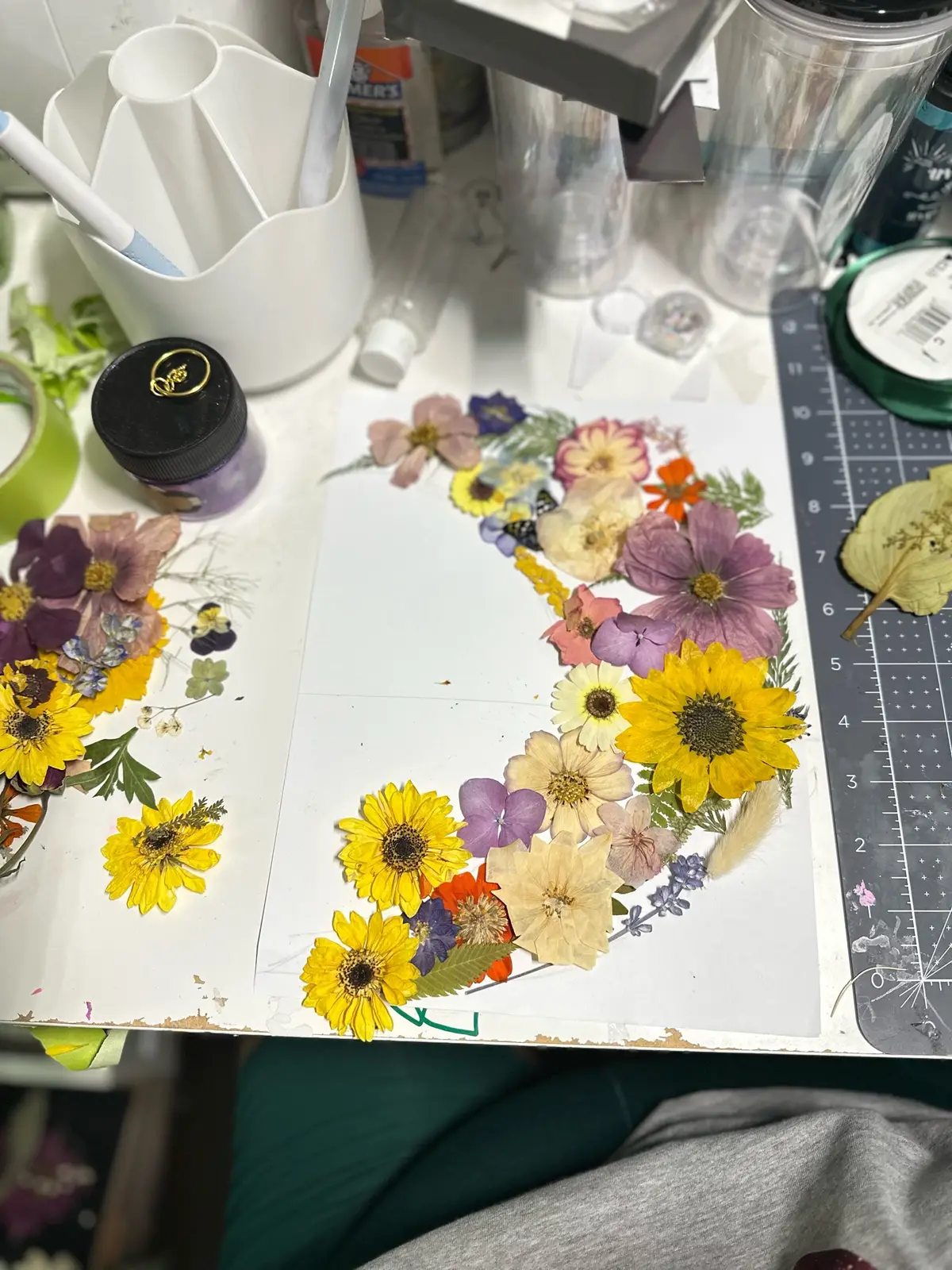 I had so much fun making this Cresent Moon floral tray, I learned a lot about when to set flowers.. the moving flowers were a nightmare but well worth it.  #blackgirlmagic #flowers #floralpreservation #floralpreservationartist #flowerpress  #flowerart #cresentmoon #moontray #floralmoonphases #moontok 