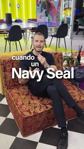 🔥 ¿Sabías que los Navy SEALs usan una técnica de respiración para mantenerse calmados bajo fuego? No es mística… es biología.⁠ ⁠ 🧠 Se llama respiración fisiológica: dos inhalaciones cortas por la nariz + una exhalación larga por la boca.⁠ ⁠ 📉 Reduce el cortisol en minutos. Mejora tu enfoque. Te saca del modo estrés.⁠ ⁠ ✅ La usa el ejército. La recomienda Huberman. La puedes usar tú… en cualquier momento.⁠ ⁠ ✨ No necesitas meditar 30 minutos. Solo respira… bien.⁠ ⁠ #RespiraciónConsciente #AltoRendimiento #Biohacking #GestiónDelEstrés #CerebroEnCalma #HubermanLab