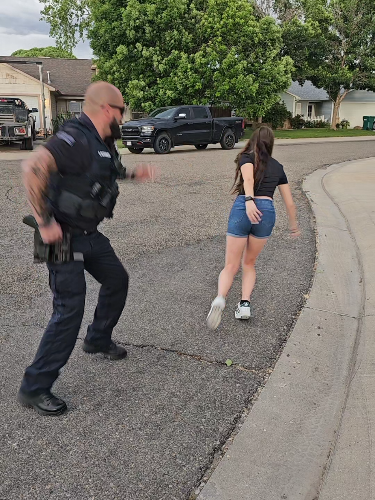 LMAO! #daughter #run #chase #cops #jokes #breathe #trending 