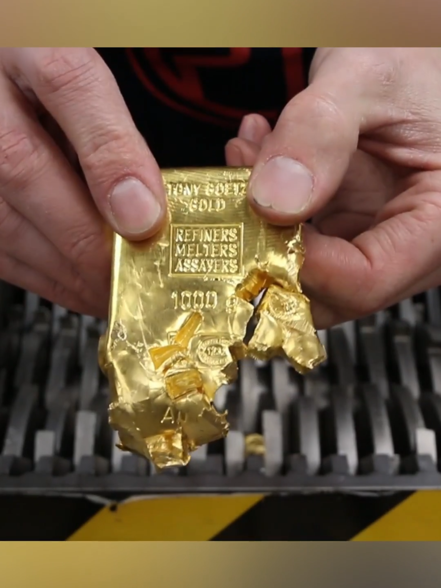 Oro Real Vs Oro Falso 🤯 Bajo Trituradora ✨ #shorts  #OroReal #OroFalso #Curiosidades #Trituradora #Experimentos #Increíble #Viral #ParaTi #TikTokViral #Tendencias