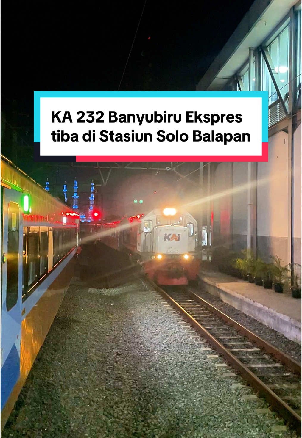 KA 232 Banyubiru tiba dan mengakhiri perjalanannya di Stasiun Solo Balapan dari Stasiun Semarang Tawang Bank Jateng diiringi instrumen lagu Bengawan Solo. #kai121 #keretaapi #keretaapiindonesia #keretaapikita #railfans #fyp #kabanyubiru #banyubiru 