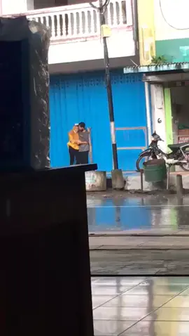 Tolong jaga kesehatan eaJangan sampai sakitSoalnya sekarang lagi musim 