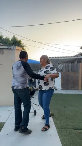 Pasando un rato agradable con mis hijas y mi esposo. #andreabocelli #perfec #bailando.