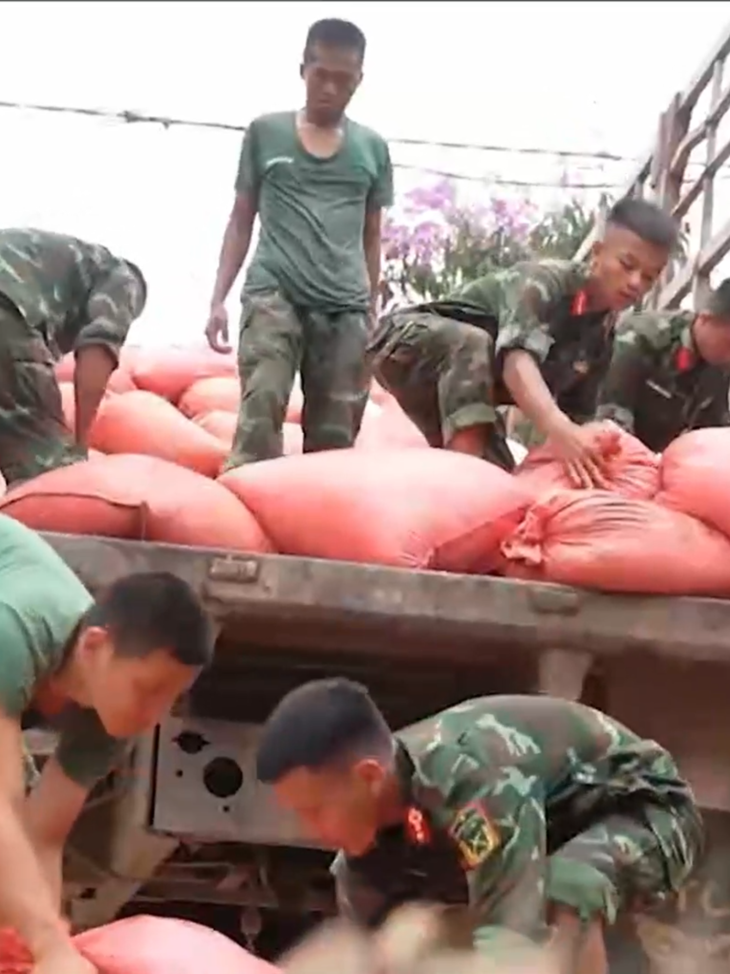 Đi dân nhớ,ở dân thương,ở đâu dân khó ở đó có Bộ Đội.giúp đỡ nhân dân lúc khó khăn mọi lúc mọi nơi mọi thời điểm #tiktok #qdndvn #anhchannuoi