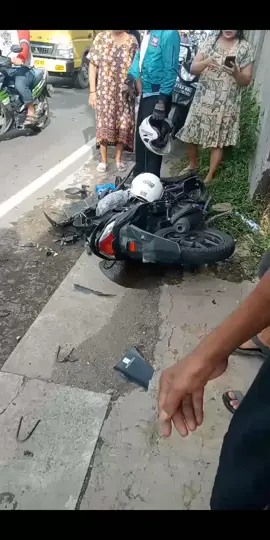 info pagi ini laka motor vs bus lokasi Mojokerto Jawa Timur  #hati2dijalanraya #motorlakalantas #mojokerto #mojokerto24jam #jawatimur #selaluwaspada 