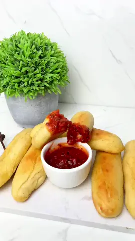 Capítulo 2 en recetas para ver fútbol: palitos de ajo 😍💣!!! NO SUFRAS MÁS Y COME RICO POO! @Cristián Donoso 🦞  #cocina #cocinando #cocinarapida #casero #cocinareal #recetarapida #cocinar  Ingredientes  -250 gr de harina -10 gr de levadura -5 gr de sal -1 cucharadita de azúcar -130 ml de agua tibia Para pintarlos -100 gr de mantequilla -3 dientes de ajo -1 cucharadita de sal, pimienta y ajo en polvo