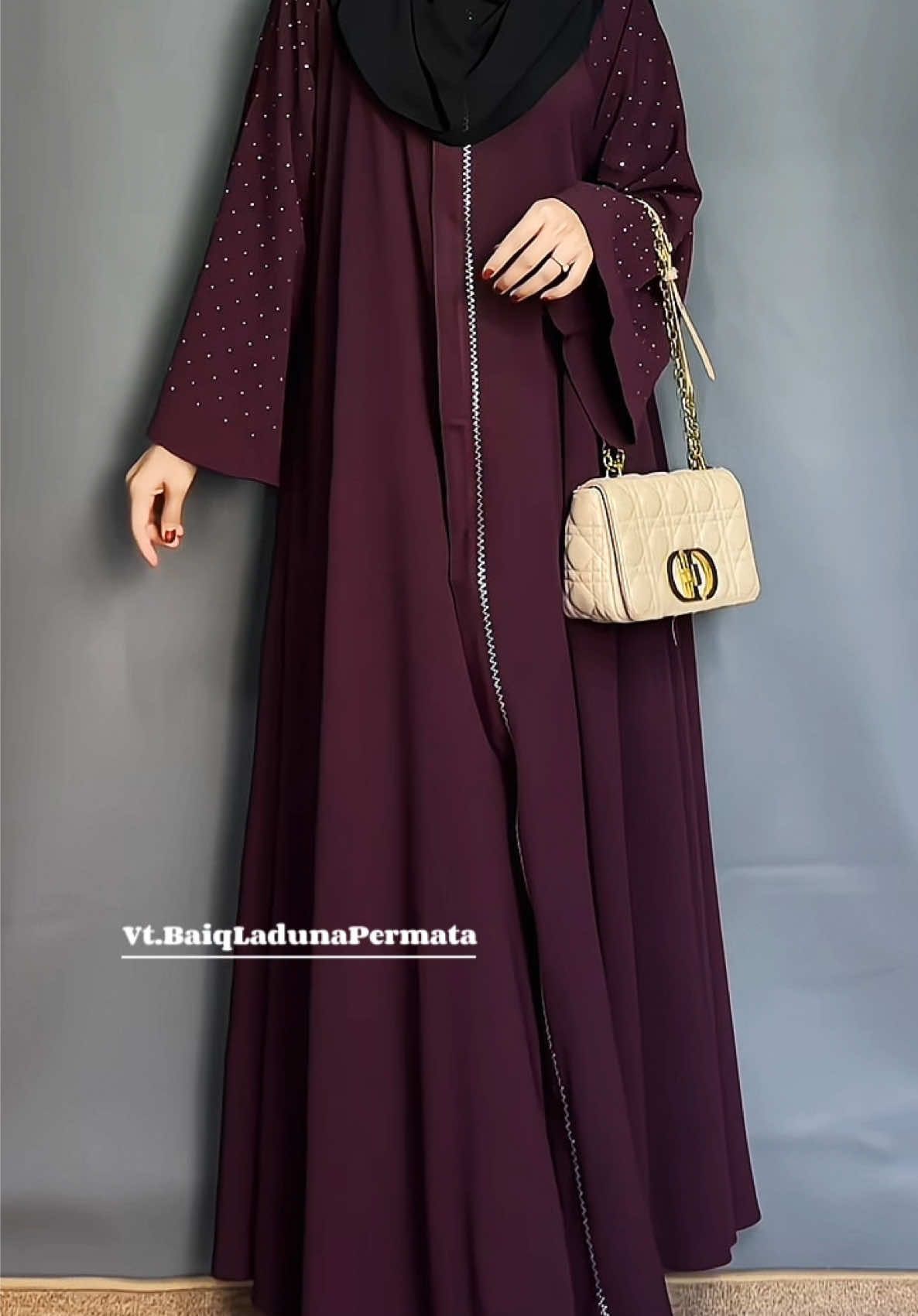 Keterlaluan bgt sih kalo gk co Abaya ini😭 Cakeppppp bgttt MasyaAllah😍 Paket komplit  ✅bahan adem ✅2 in 1 (bisa jadi abaya + outer) ✅ Busui & wudu f ✅fit bb 40-90kg ✅full swaroski bagian tangan Co gk klen👊🏻👇🏻 Keranjang kuning ada di bawah  #abaya #abayaterbaru #abayaburgundy #burgundy #abaya 