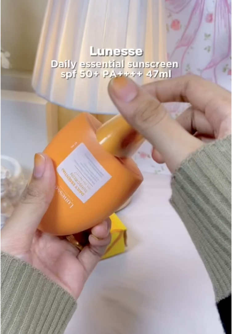 Jujur ini sunscreennya ringan , cepet meresap , no grassy no whitecast luvv bgtt 🍑✨ @Lunesse Official  #lunesse #lunessesunscreen #sunscreen #sunscreenviral #rekomendasisunscreen #spf50pa➕➕➕ #antiuv #review #fypage #fyppppppppppppppppppppppp 