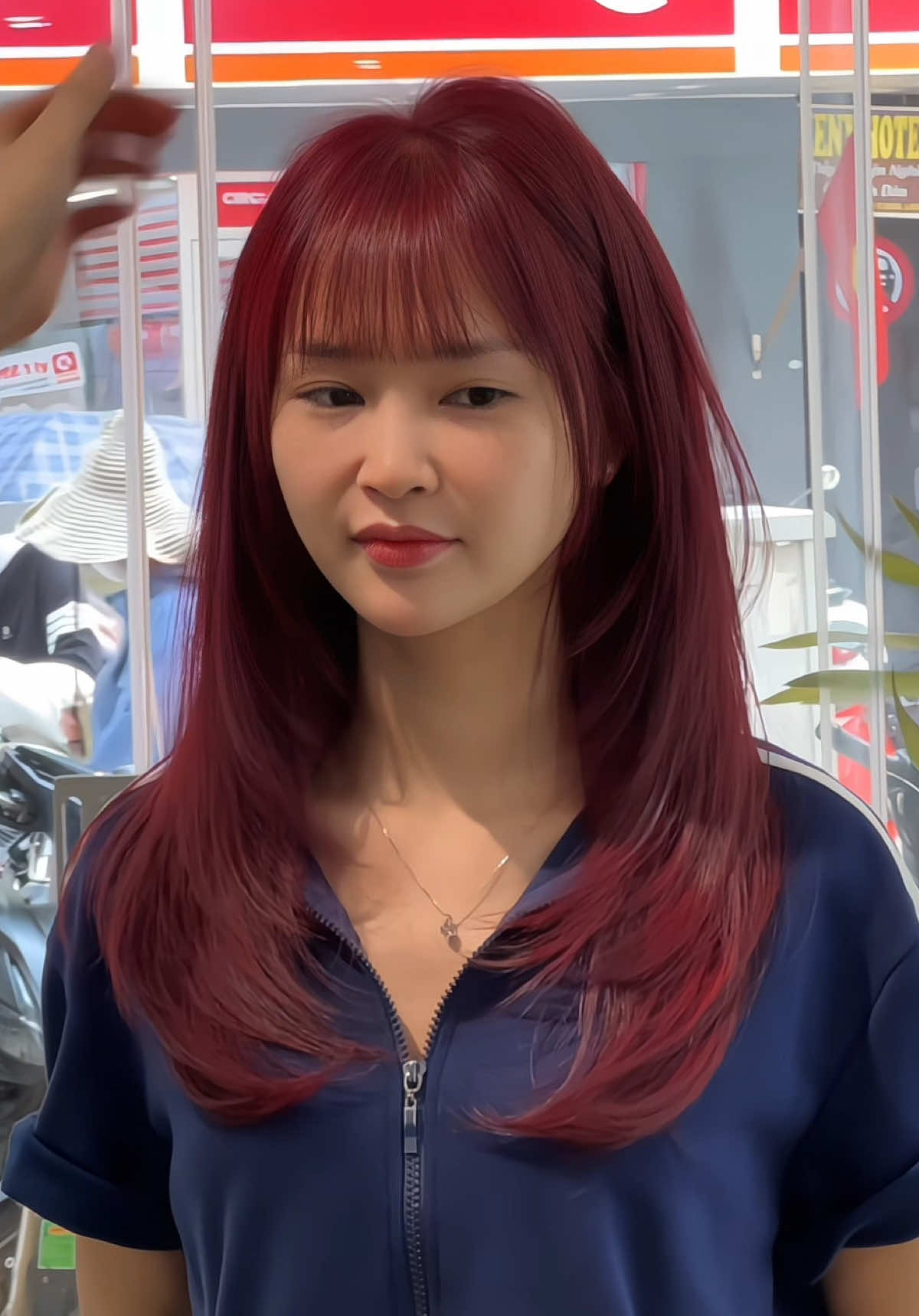 “Không cần nổi loạn, chỉ cần nổi bật! Màu đỏ rượu vang sang chảnh khiến ai cũng phải ngoái nhìn.” #RedWineHair #TócĐẹp2025 #NhuộmTócĐẹp #TócĐỏSangChảnh #HairTransformation #SalonĐẹp #TócĐẹpMỗiNgày #TócNữXinh #XuHướngTóc2025 #ViralHairColor #TócĐỏRượu #tmmouhairsalon #thaiminmouhair #mouhairsalon #fyp #viral #foryou 