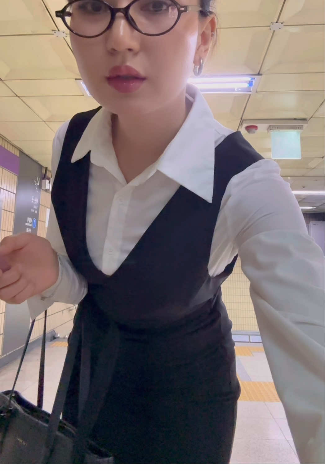 Subway fit check 🚇   #OOTD #officeoutfit #outfitinspo 