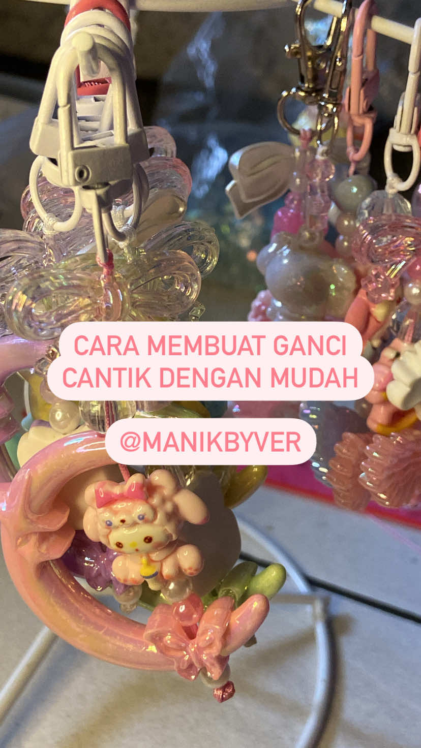 nah ini dia tutorial ganciii yg kmrin di live aku yaa!😆🫶🏻 ga nyangka banyak yang nonton dan minta tutorialnyaa! okay aku buatinnn🫧🫶🏻🪞🧚🏻‍♀️🍓🌸 #manikbyver #manikmanik #beads #tutorial #gantungankunci #ganci #bagcharm #manikbyver #manikmanik #manikbyver #beads #manikbyver #manikbyver #manikbyver #manikmanik #beads #tutorial 