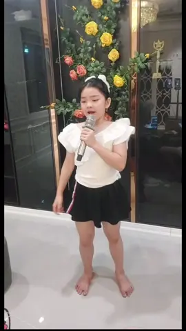 Fan bé xu con đường mưa 