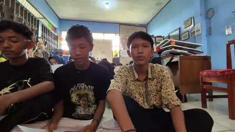 Bismillahirrahmanirrahim... SMP Muhammadiyah Kandanghaur merupakan sekolah swasta yang berpredikat Unggul Pratama dan Rujukan Nasional Kami mencoba bertanggung jawab menjalankan amanah orang tua dalam pembentukan karakter siswa. Salah satunya adalah mengajarkan dan menerapkan bentuk tanggung jawab dan konsekuensi bagi siswa yang melanggar aturan. Seperti video berikut berikut merupakan salah satu bentuk tanggung jawab dan konsekuensi dari mereka, bukan untuk menjatuhkan tapi sebagai bahan pembelajaran bahwasannya Sekolah memiliki peraturan yang tegas bagi siapa yang melanggar. Mudah-mudah kita semua mampu menjadi orang yang berfikir sebelum bertindak. Semangat senin.