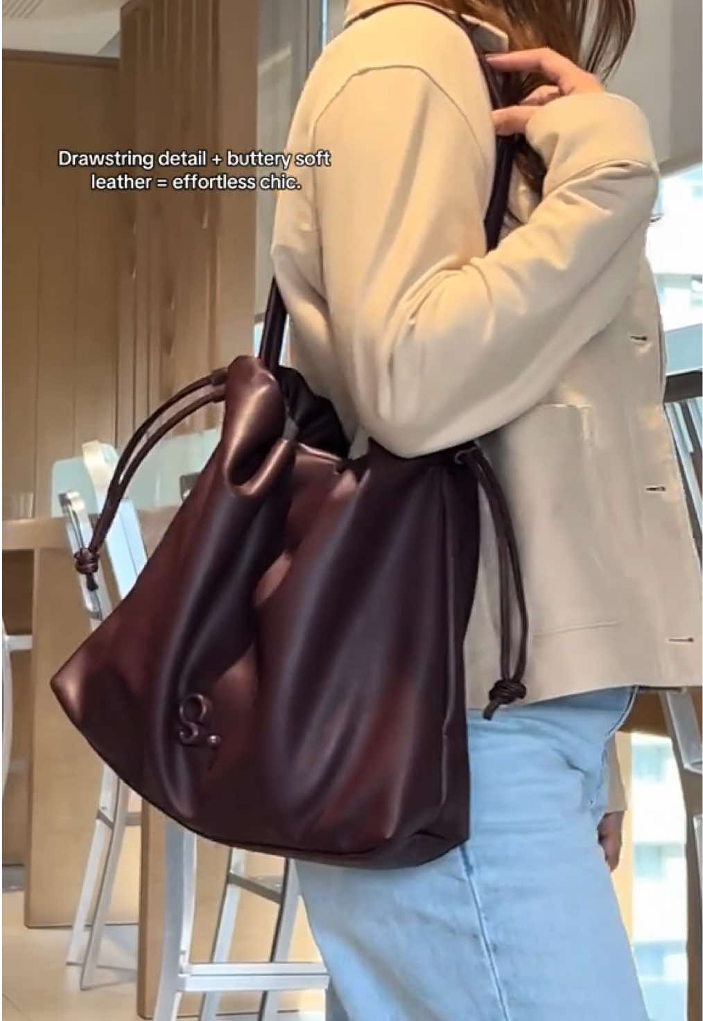 Fits everything and still looks luxe – that’s the Danica vibe. (High-End Mumu) M369 Women Danica Bag Large Soft Leather Drawstring Cloud Shaped Shoulder Bags Woman #DanicaBag #SoftLeatherBag #EverydayBag #DrawstringBag #ToteStyle #ChicEssentials #BagTok #TikTokFinds #LeatherTote #FashionBag #CloudBag #PuffyBag #TrendingBag #TikTokMadeMeBuyIt #AestheticBag #SoftGirlStyle #ViralBag #CuteShoulderBag #MinimalStyle #BagGoals