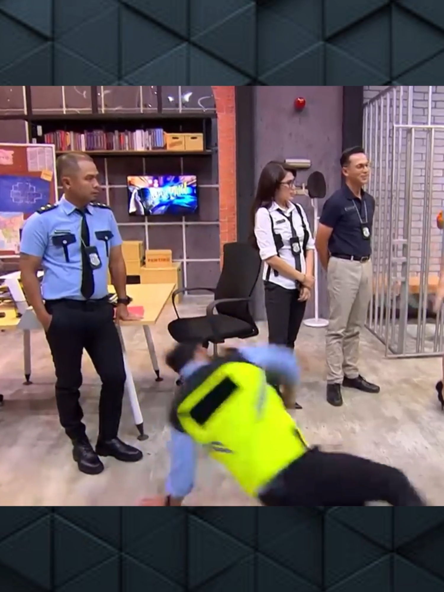 Hesti yang lagi nyanyi tiba-tiba disleding oleh Surya di Kantor Lapor Pak. #laporpak #laporpaktrans7 #trans7official #tiktok #trending #komedi #reels #reelsvideo