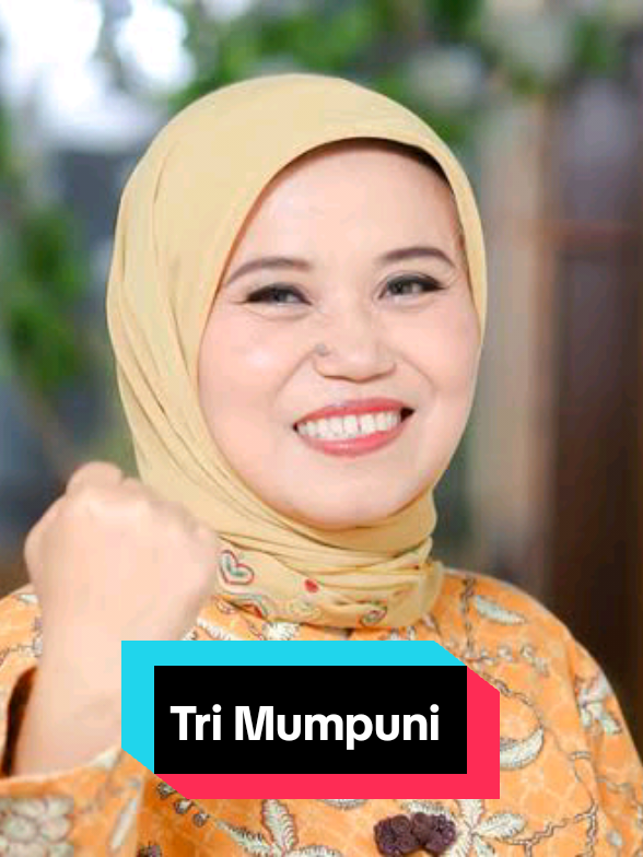 Tri Mumpuni lahir di Semarang, 6 Agustus 1964. Ia sosok inspiratif dari Indonesia yang dikenal sebagai ibu listrik desa. Ia bukan ilmuwan di laboratorium, tetapi inovator sosial yang mengabdikan hidupnya untuk membangun pembangkit listrik mikrohidro di daerah terpencil. Bersama suaminya, Tri Mumpuni mendirikan Institut Bisnis dan Ekonomi Kerakyatan (IBEKA), dan berhasil membangun lebih dari 65 pembangkit listrik tenaga mikrohidro di pelosok Indonesia, bahkan hingga ke Filipina dan Honduras. Berkat usahanya, lebih dari 500 ribu warga yang sebelumnya hidup dalam gelap kini bisa menikmati terang. Dedikasinya diakui dunia. Ia pernah menerima penghargaan Ashden Award, Masuk dalam daftar 22 Ilmuwan Muslim Paling Berpengaruh di Dunia versi The Royal Islamic Strategic Studies Centre, masuk daftar Forbes 30 Heroes of Philanthropy, hingga diundang Barack Obama ke Gedung Putih. Tri Mumpuni adalah bukti bahwa perubahan besar bisa datang dari desa kecil—asal ada niat, ilmu, dan hati yang tulus. #fyp #fypシ゚ #fyppppppppppppppppppppppp #viral #ilmuwan #sejarah #viralvideo 