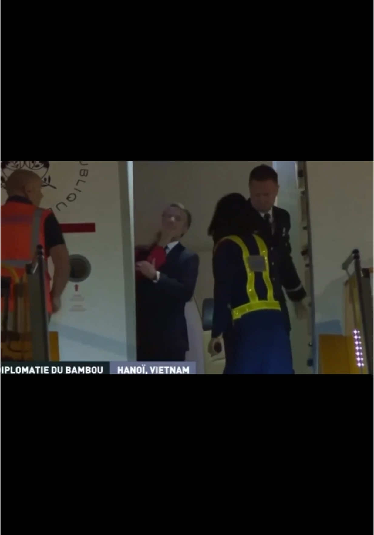 On a retrouvé spécialement pour vous la bande sonore un peu houleuse de l’arrivée du président Français Emmanuel Macron et de sa « femme » au Vietnam 👀👀🤭😂… Malè en nonm sé malè toute nonm way✊🏾 Géréé 🔊👀 incroyable  #humour #sketch #parodie #comedie #macron #emmanuelmacron #brigitte #brigittemacron #vietnam 