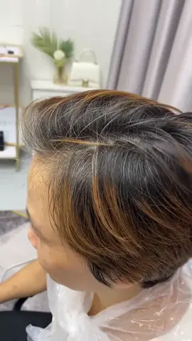 Want to perfectly cover gray hair without damaging it? Our hair dye comb is your best choice!	Waterproof and	 sweat-proof, using unique physical covering technology to free you from the troubles of chemical hair dyeing. Non-sticky and odorless,	Small and	 portable, helping you easily gain confidence and beauty!
