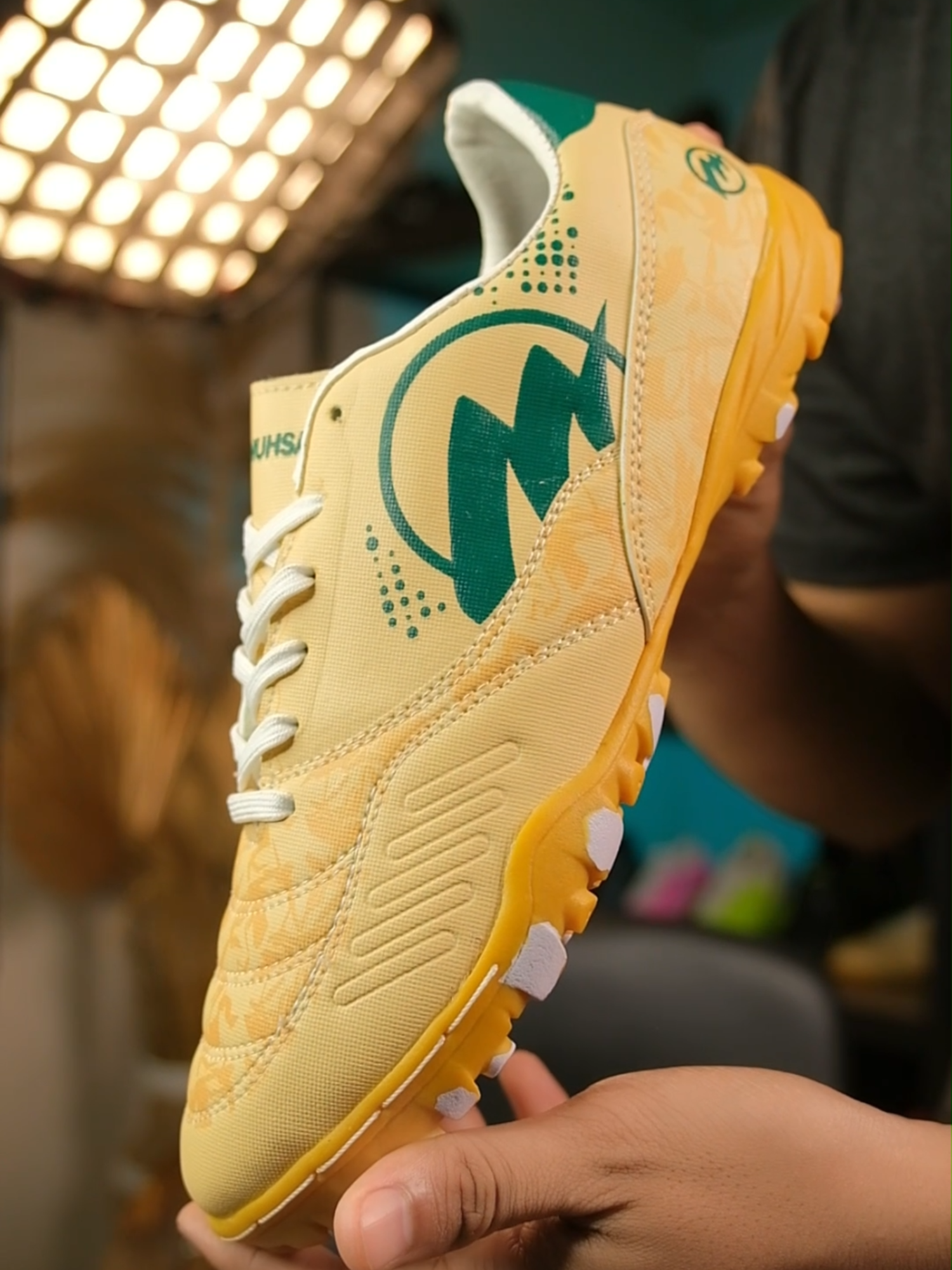 “Sepatu lokal, kualitas brutal. Futsal makin percaya diri bareng Muhsa.co.” #MuhsaFutsal #SepatuFutsalLokal #FutsalIndonesia #MainPakaiMuhsa#BanggaLokal #FutsalStyle #GameOnWithMuhsa #FutsalGear#MuhsaCo #StreetToCourt #AnakFutsal #LocalChampion