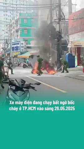 Chiếc xe máy điện do một người điều khiển đang lưu thông trên đường Trịnh Đình Trọng (Q.Tân Phú) bất ngờ phát hỏa, cháy ngùn ngụt. Ngày 26.5, Công an P.Hòa Thạnh phối hợp Công an TP.HCM tổ địa bàn Q.Tân Phú điều tra làm rõ vụ cháy xe máy điện trên đường Trịnh Đình Trọng. #vivumuasam #xuhuong #tiktokviral #tiktoknews #popsww #chay #xemaydien Nguồn video : Anh Bá Lộc 