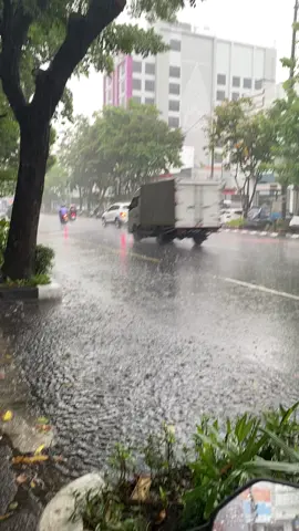 hujan di solo vibesnya bedaa yaa😄