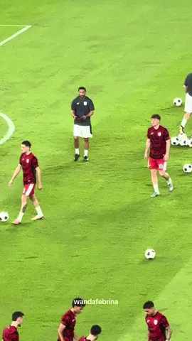 Salfok sama bang jay, malah mandi air mineral *nb : video warming up lawan bahrain #timnas #timnasindonesia #jayidzes #justinhubner #rizkyridho #kevindiks #calvinverdonk #thomhaye #joeypelupessy #oleromeny #ragnaroratmangoen #marselinoferdinan 