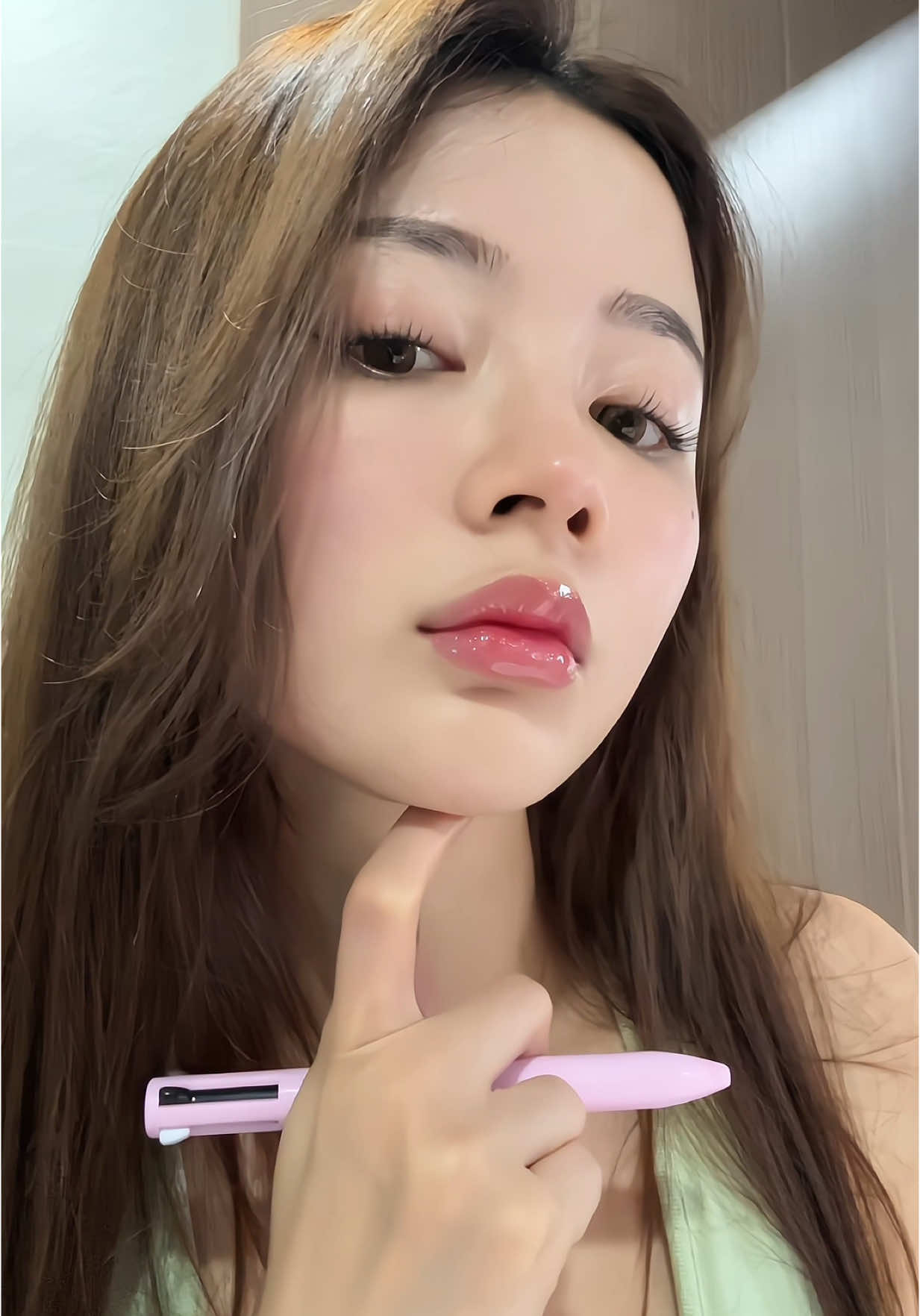 Cầm bút nhưng không phải để viết... #lanhuong 