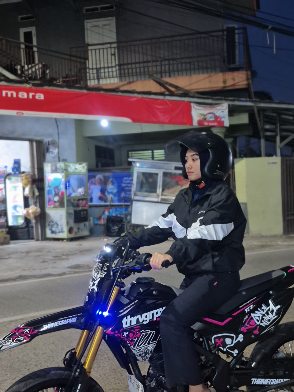 #foryoupagee #supermoto #sumo #supermotogirl #foryoupage #fyp #supermotocantik #sumo #fypシ #berandatiktok #tend 