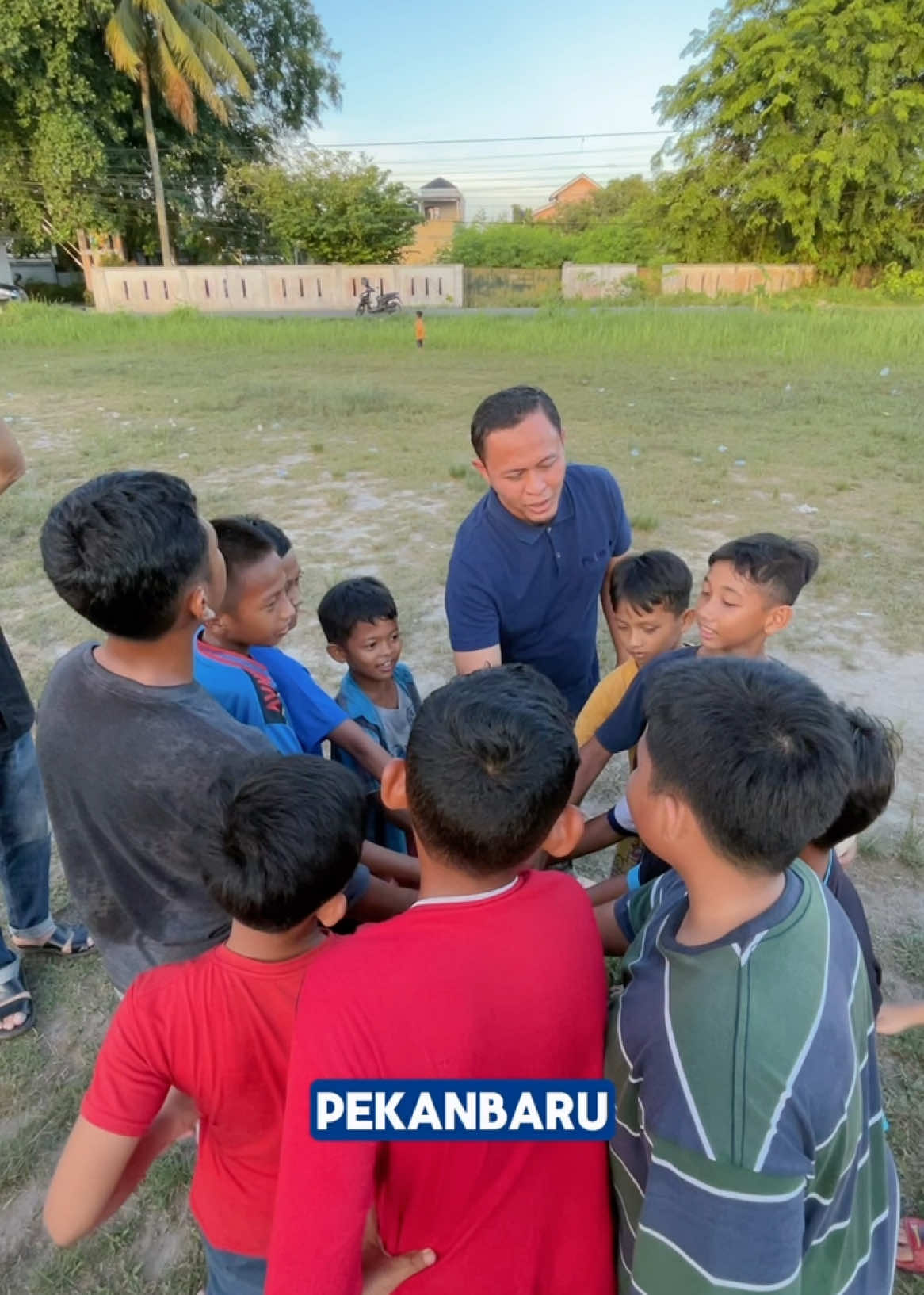 saya menyempatkan waktu bermain bola bersama anak-anak Pekanbaru. Tawa mereka, semangat mereka, jadi pengingat bahwa masa depan kota ini sedang berlari, tumbuh, dan bermimpi. Semoga dari lapangan-lapangan kecil seperti ini, lahir anak-anak hebat yang kelak membanggakan kota dan bangsa💪🏻🔥