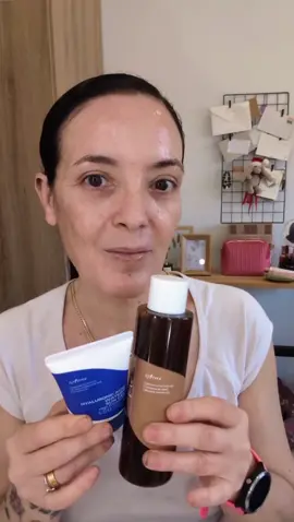 Good morning, today I bring you my review of two products that were sent to me from @isntree_influencers  Green Tea Fresh Toner A Korean toner perfect for combination, oily, acne-prone and sensitive skin with a new look. Isntree Green Tea Fresh Toner regulates oil production, is anti-inflammatory, antioxidant and very moisturising. Contains 80% Jeju green tea extract, which is rich in minerals and has soothing and antioxidant properties. Very light, fully watery texture, it is very pleasant, feels moisturising and brings calm and freshness to the skin. Isntree Hyaluronic Acid Watery Sun Gel SPF 50+ PA++++ I have already had several encounters with this sunscreen. is a moisturising sunscreen with 8 types of hyaluronic acid and niacinamide, suitable for all skin types, especially dry skin. The moisturising and nourishing ingredients it contains, such as hyaluronic acid and niacinamide, actively help to counteract dehydration.  Light yet moisturising, it absorbs very well and leaves a fairly natural finish without an obvious glow.  Both products can be found at @YesStyle @YesStyleInfluencers  And with my code MRSNINES10 you have discount #ISNTREE  #ISNTREEGL  #hyaluronicacidwaterysungel #isntreesunscreen  #isntreewaterysungel 