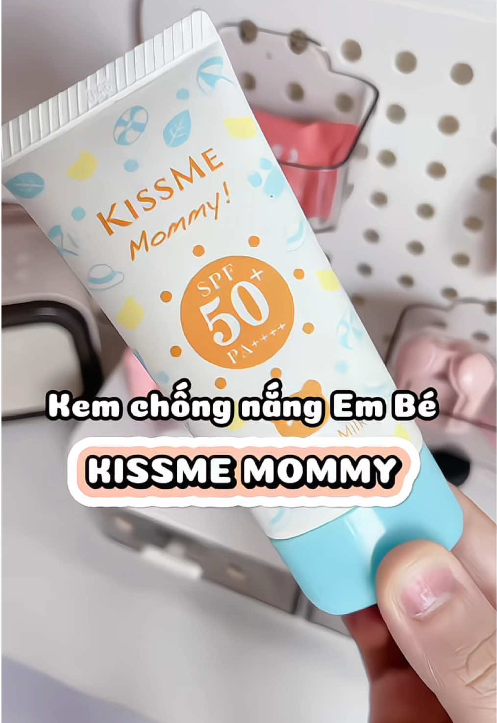 Kem Chống Nắng Dưỡng Ẩm, Dịu Nhẹ Và Chống Thấm Nước Cho Trẻ Em KISSME Mommy UV Aqua Milk SPF 50+/PA++++ là kem chống nắng thuộc thương hiệu KISSME đến từ Nhật Bản. Với công thức chứa 80% thành phần thực phẩm giúp dưỡng ẩm tự nhiên, lành tính. Là sản phẩm có tính axit yếu phù hợp cho làn da nhạy cảm của em bé và mẹ bầu. Đồng thời, bảo vệ da dưới tia UV và có khả năng chống nước giúp bé thỏa sức vui chơi ngay cả dưới nước suốt thời gian dài. Kem Chống Nắng KISSME Dưỡng Ẩm, Dịu Nhẹ, Chống Thấm Nước Cho Trẻ Em Mommy UV Aqua Milk SPF 50+ PA++++ 50g #Sukichanreview  #review  #unboxing  #xuhuong  #kemchongnangembe #kisssmemommy 