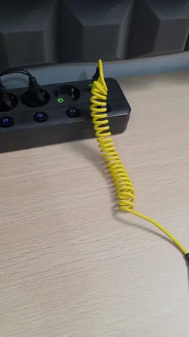 Capek liat kabel kusut di tas atau meja? coba deh charger USB rectractable ini. bisa di tarik dan & disesuaikan panjangnya, praktis banget buat di runah atau dibawa pergi. simple, stylish, dan anti ribet #kabelcharger #chargersimple #chargeriphone