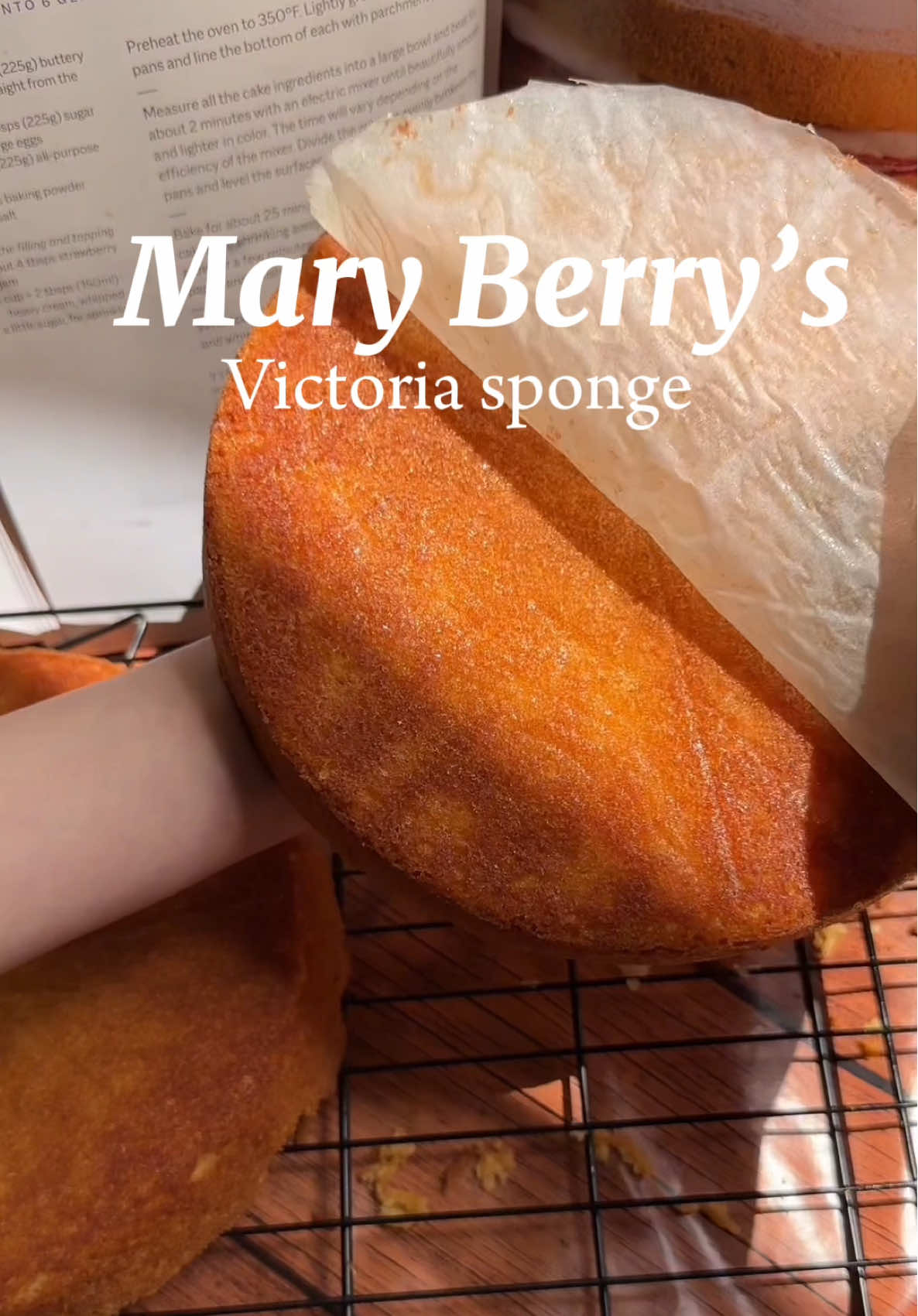 She’s the British queen of baking for a reason. This cake proves it. We all need something soft and sweet once in a while. This cake isn’t flashy. But it’s perfect. Soft sponge, sweet jam, creamy filling — it just works. And yes, it’s super easy made with one bowl!  #viral #reels #reelsinstagram #cake #baking #bakery #baker #bakinglove #EasyRecipe #bakingtherapy #bakinglover #bakersfield #bakersoftiktok #baketok #bakingismylovelanguage #spongecake 