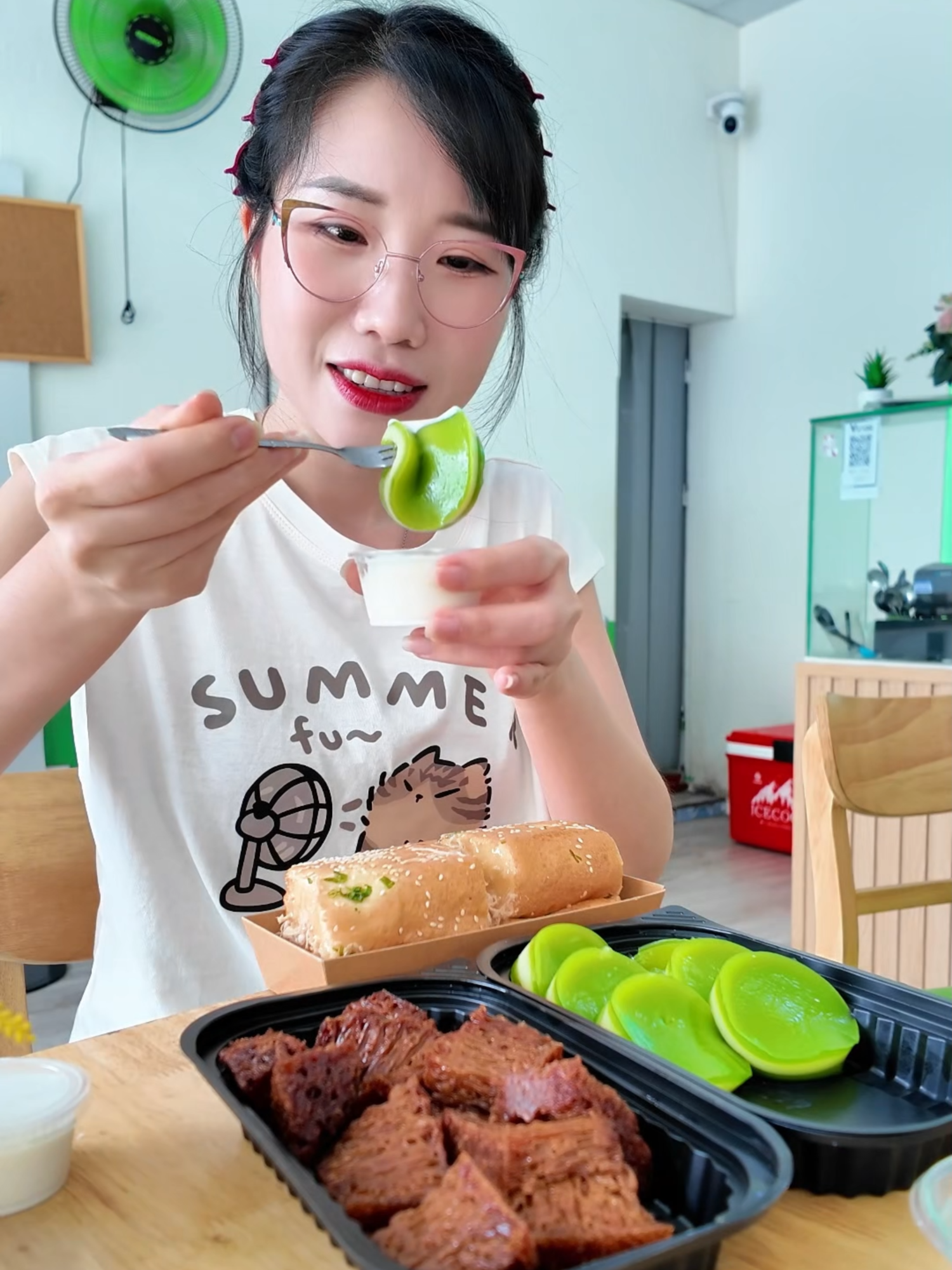 Đi xin làm thêm, ăn bánh trừ lương thôi mà bà chủ nhất quyết không đồng ý #miloondiet #vtmgr #vtmqn #banhdalon
