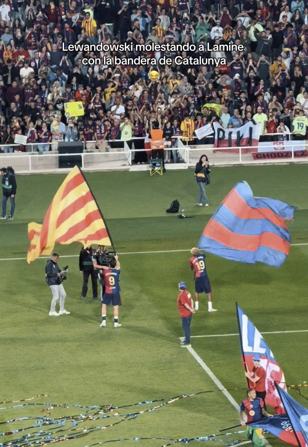 🫶😂 Lewandowski molestando a Lamine con la bandera catalana en la celebración del Barça ❤️‍🔥  #tiktok #barcelona #lewandowski #lamineyamal #viral #trend #fyp #foru #foryoupage #fcbarcelona #laliga #champions 