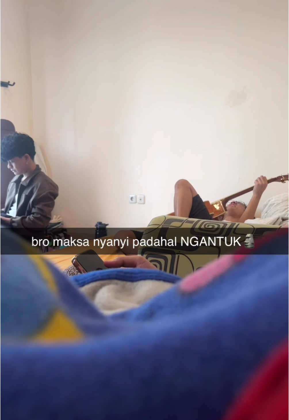 bro ngantuk nyanyi so far away 🗿
