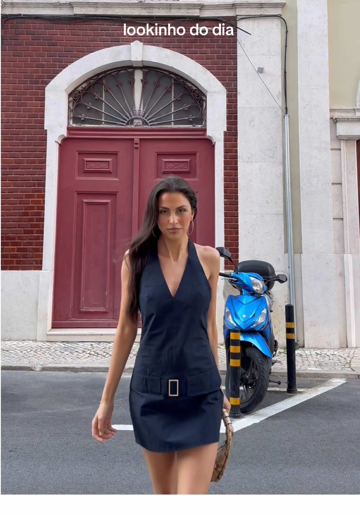 Hoje tem #lookinho!! Gostou, clique em gostei. Amou, comenta aí vai. 👢💘 #outfitinspo #verao #lisbonportugal #portuguesegirl #vestidoazul #bellahadidstyle #aboutyou #mango #funk  #mangogirls  #look #fup #anitta @ABOUT YOU official @Mango @havaianaseurope 